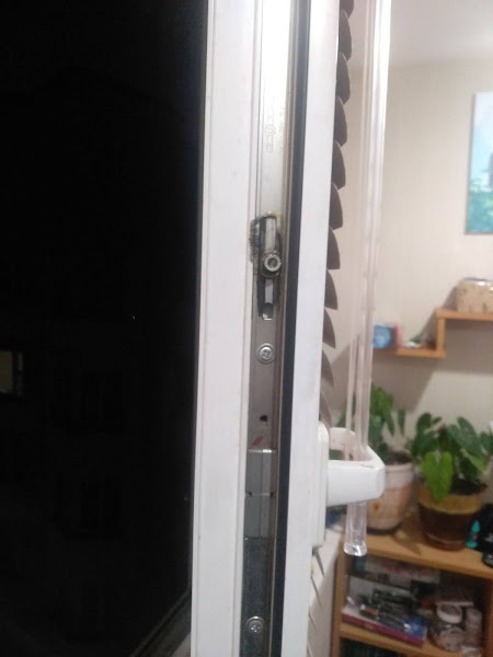 Замена уплотнителя балконной двери