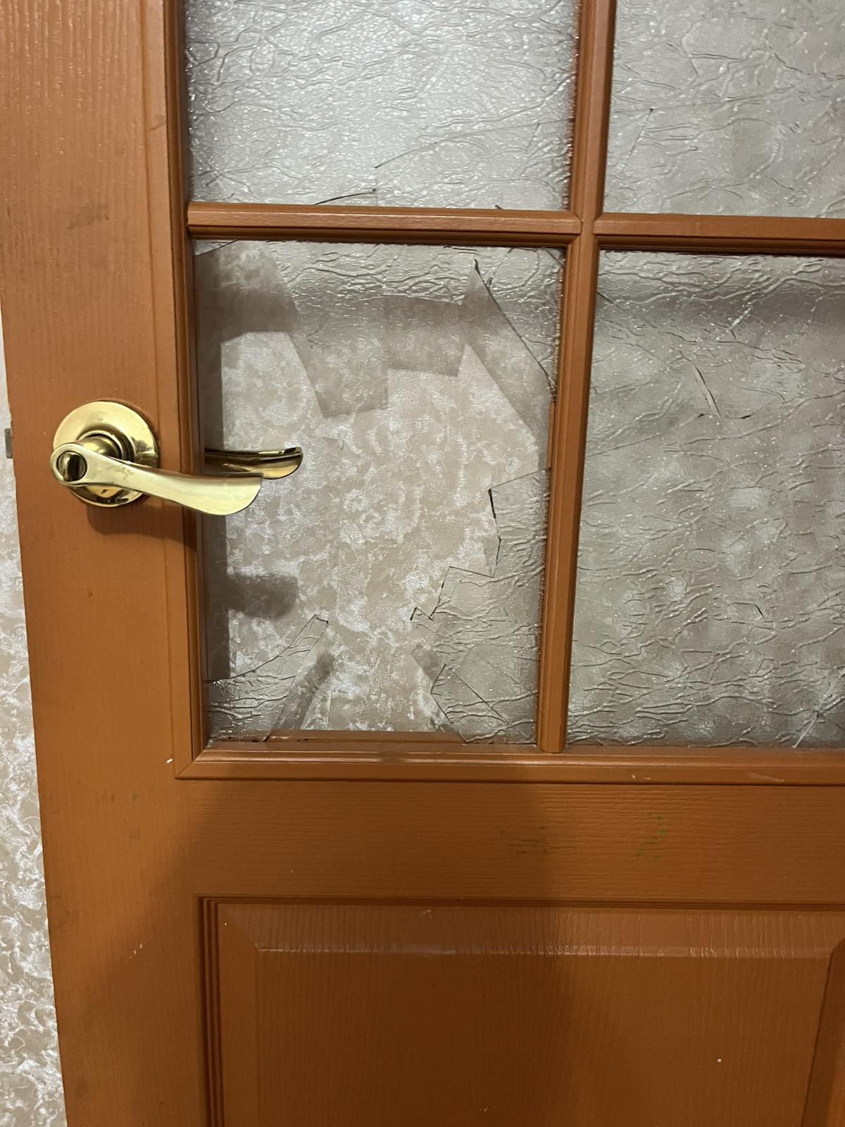 Мастер заменяет стекло в межкомнатной двери