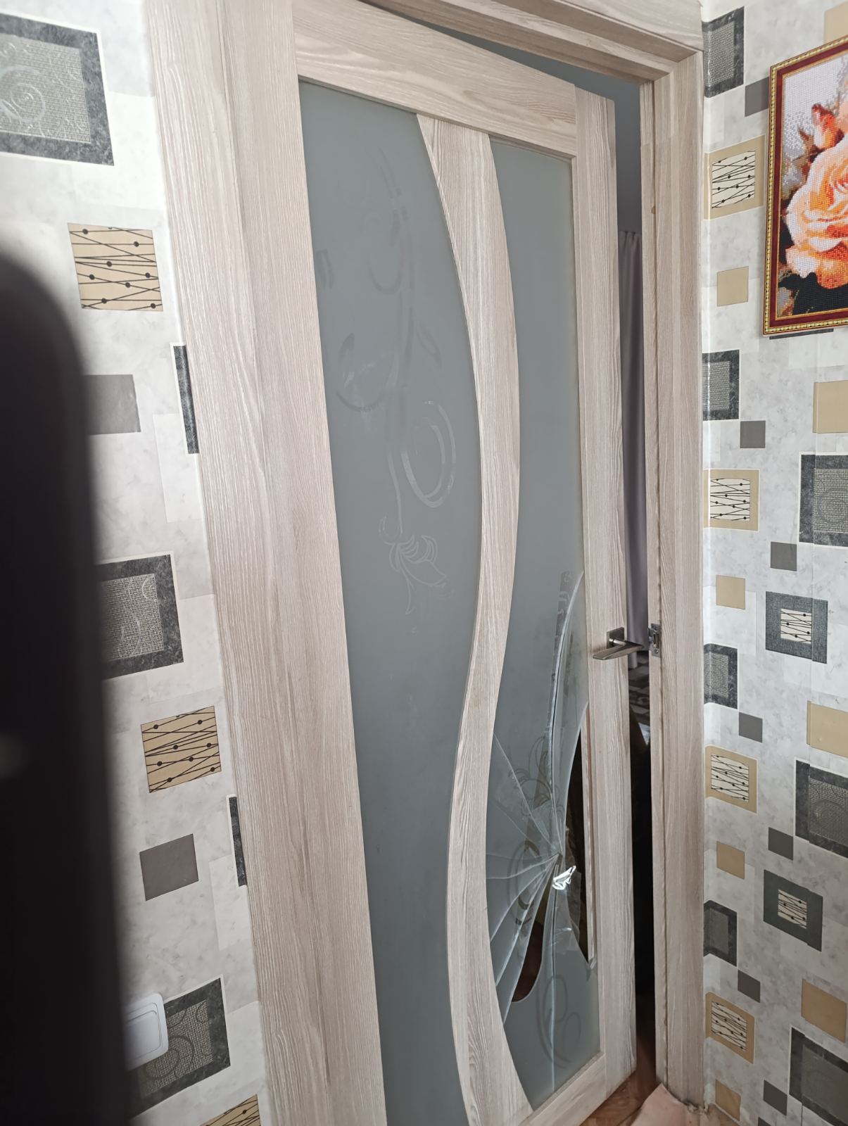 Замена фигурного стекла в двери